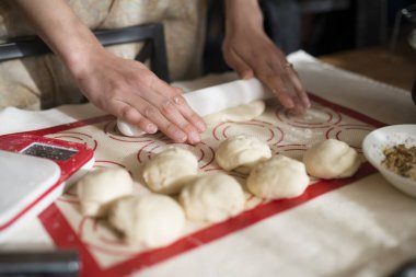 Sabah ekmeği yapan kadın.