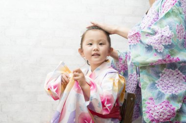 Anne ve kızı Yukata 'yı giyip saçlarını yapacak.