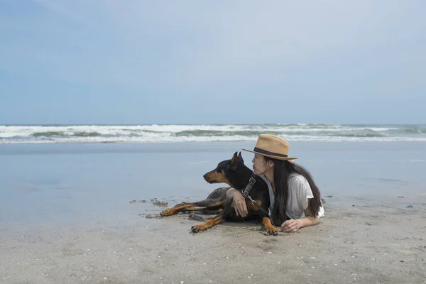 Mulher Relaxar Com Doberman Praia — Fotografia de Stock