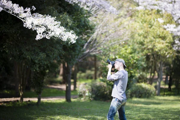 Kameraya çekilecek erkek fotoğrafçı