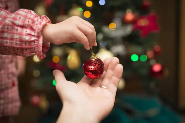 Evde süslenmiş Noel ağacı 