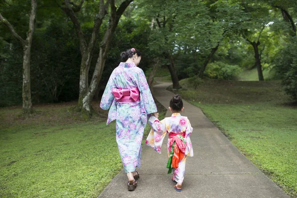 Anne ve kızı yukata giyiyor.