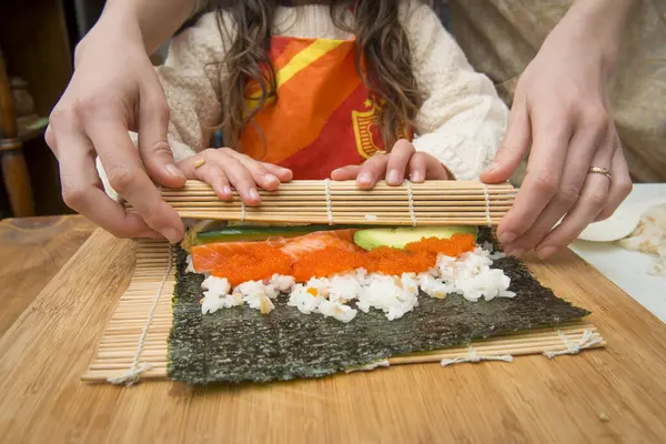 Mother and daughter to make sushi rolls