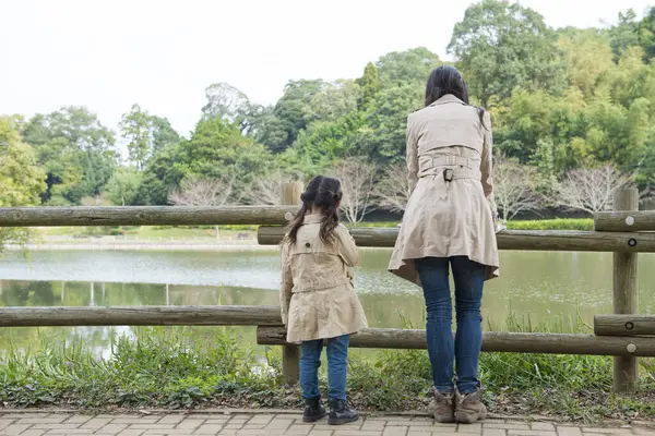 Anne ve kızı palto giyiyor.