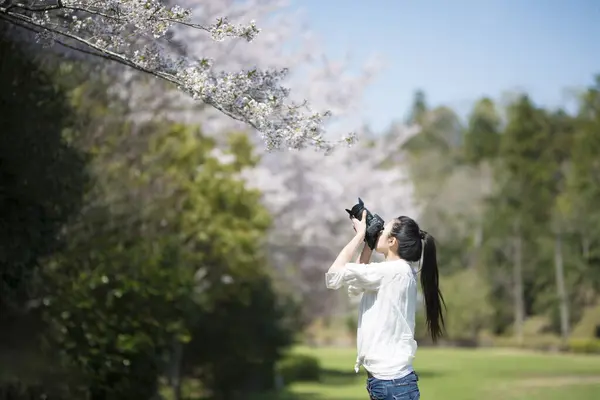 Kameraya çekilecek kadın fotoğrafçı.