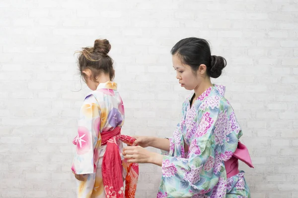 Anne ve kızı yukata sosuna.