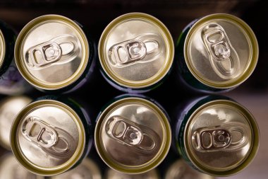 Bir sürü konserve içeceğin üstüne