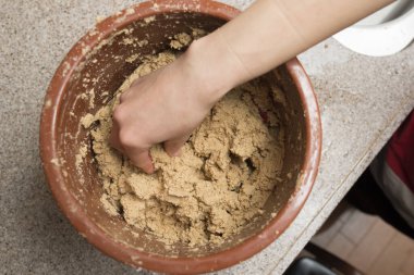 Kadın eli pirinç turşusu yapıyor.