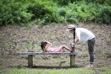 Anne ve kızı karın kaslarını çalıştırmak için.