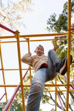 Kış parkta oynayan kız