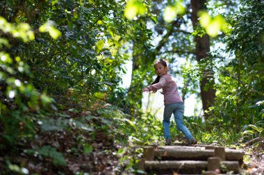 Ormanda yürüyen bir kız ormanda bir patikada.