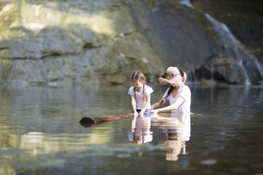 Anne ve kızı ormanda oynarken