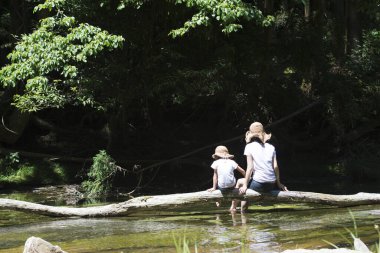 Anne ve kızı ormanda oynarken