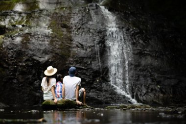 Anne ve kızı dağ deresinde oynuyorlar.