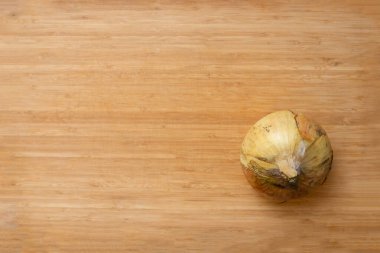 Ahşap zemin üzerinde çiğ soğan