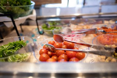 Bol sebzeli salata barı.