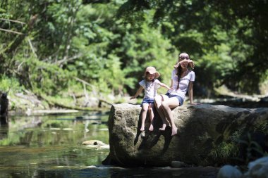 Anne ve kızı ormanda oynarken