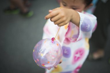 Parkta balonla oynayan bir kız
