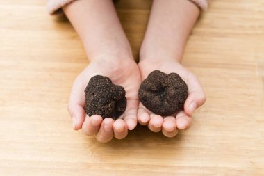 Yer mantarlı çocuk elleri