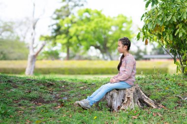 küçük kız parkta oturan