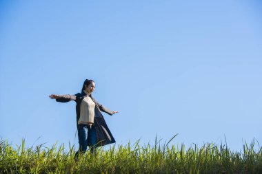 Çayırda duran güzel bir Japon kadın.
