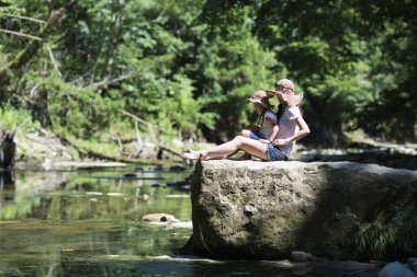 Anne ve kızı ormanda oynarken