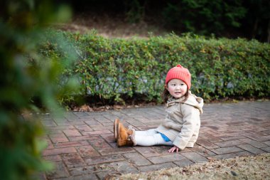 Bahçede oynayan Asyalı kız.