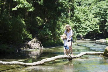 Anne ve kızı ormanda oynarken