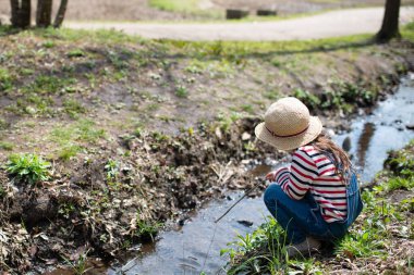 Bahar bahçesindeki kız.