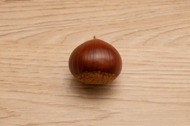 Kestane ağacını masaya koyun.