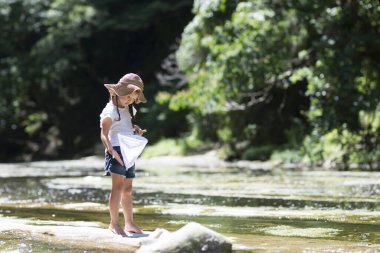 Nehirde oynayan tatlı Asyalı küçük kız