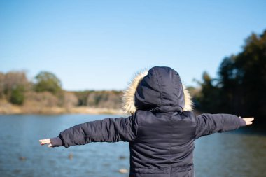 Çocuk kışın doğada yürür