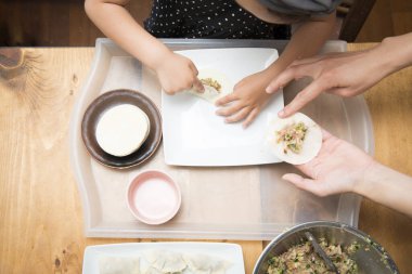 Anne ve kızı köfte yapma