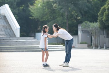 Kızı cesaretlendirecek kadın.