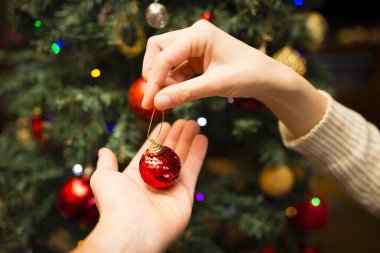 Anne ve kızı Noel ağacı süslüyorlar.