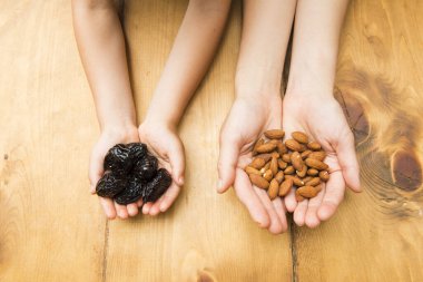 Kuru üzümlü çocuk ve bademli anne.