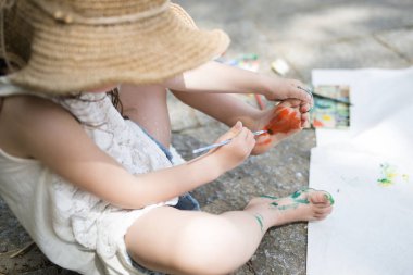 küçük kız boya ile oynama