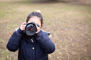 Ormanda fotoğraf çeken bir kız.