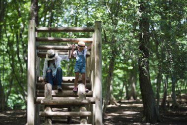 Anne ve kızı parkta oynuyorlar.