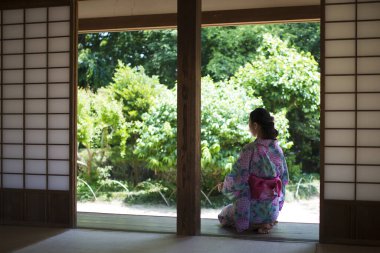 Yukata giymiş güzel bir Japon kadın.