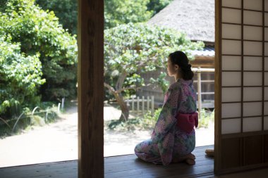 Yukata giymiş güzel bir Japon kadın.