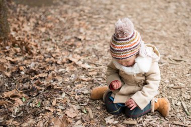 Sonbahar parkında küçük sevimli Asyalı kız.