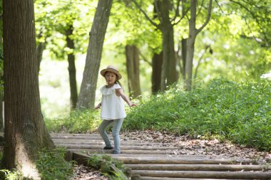 Dağ yolunda yürüyen küçük kız