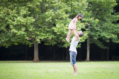 Baba ve kız parkta oynarken