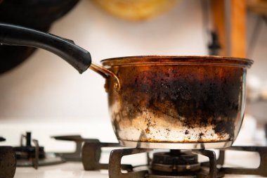 Kötü yanmış eski bir çömlek.