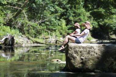 Anne ve kızı ormanda oynarken