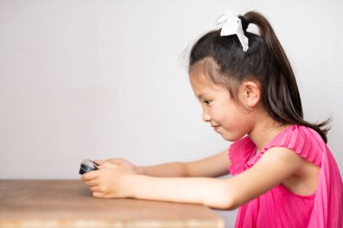 Kız evde oyun oynuyor