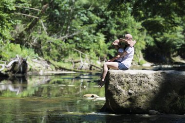 Anne ve kızı ormanda oynarken