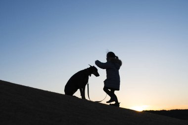 Doberman ve çocuk silueti