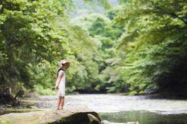 Nehir kıyısındaki ormanda bir kız